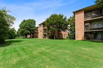 Exterior lawn at Valley Ridge Apartments in Lewisville TX